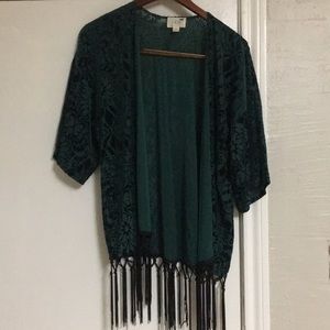 LA Hearts Short sleeve velvet kimono with fringe